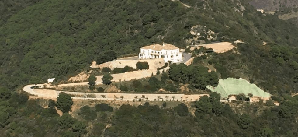 Benahavis hilltop finca with 72000m2 plot and helipad