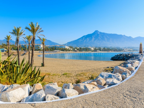 Los Granados Puerto Banus Beachfront apartment for holiday Rent & Sale3 bedrooms sleeps 6