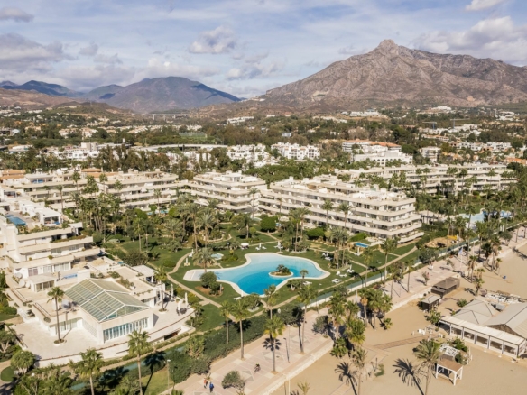 Los Granados Puerto Banus Beachfront apartment for holiday Rent & Sale3 bedrooms sleeps 6