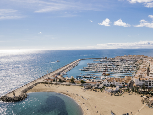 Los Granados Puerto Banus Beachfront apartment for holiday Rent & Sale3 bedrooms sleeps 6