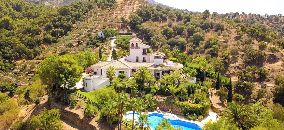 15min behind Puerto Banus fantastic lake Property