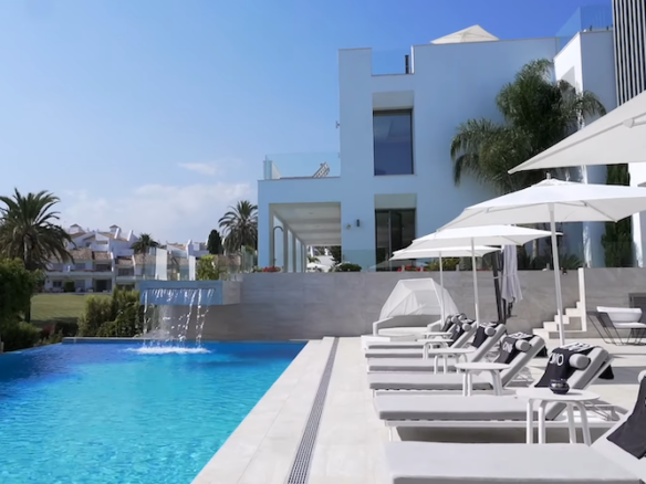 For sale- Nueva Andalucia – Modern villa  – Guest house – Gated
