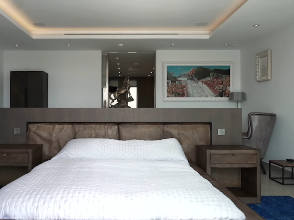 For sale- Nueva Andalucia – Modern villa  – Guest house – Gated