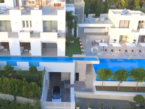 For sale- Nueva Andalucia – Modern villa  – Guest house – Gated