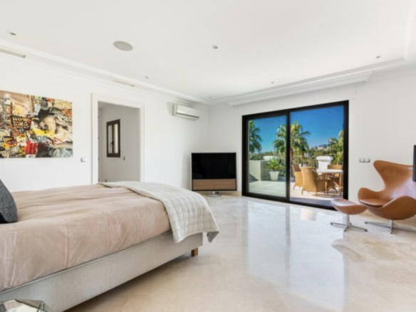 Nueva Andalucia – Luxury villa – Gated