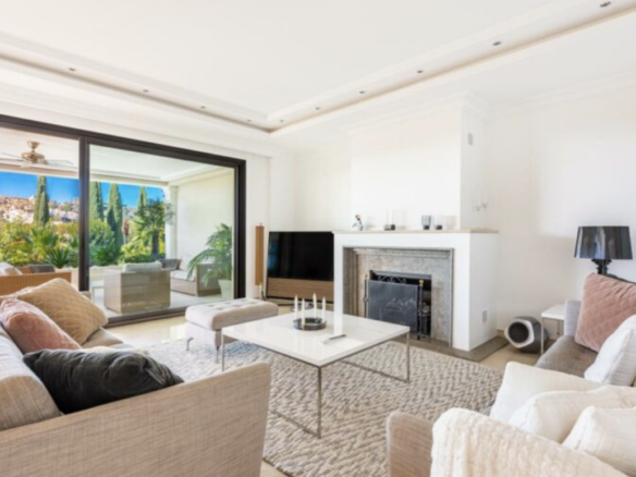 Nueva Andalucia – Luxury villa – Gated