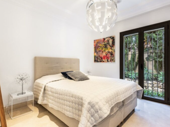 Nueva Andalucia – Luxury villa – Gated