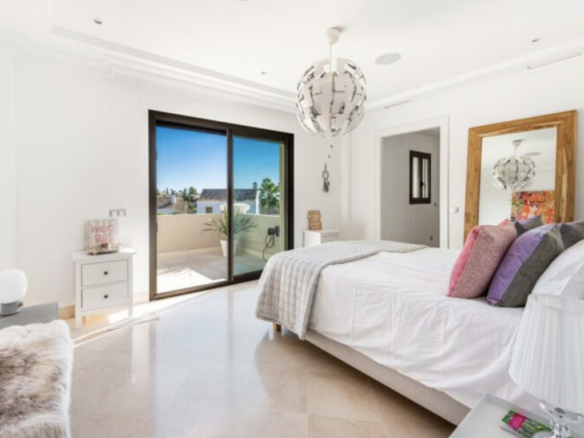 Nueva Andalucia – Luxury villa – Gated