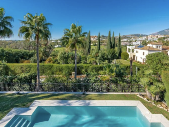 Nueva Andalucia – Luxury villa – Gated
