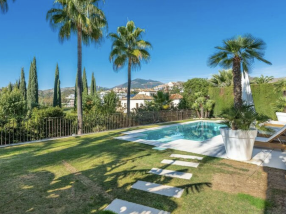 Nueva Andalucia – Luxury villa – Gated