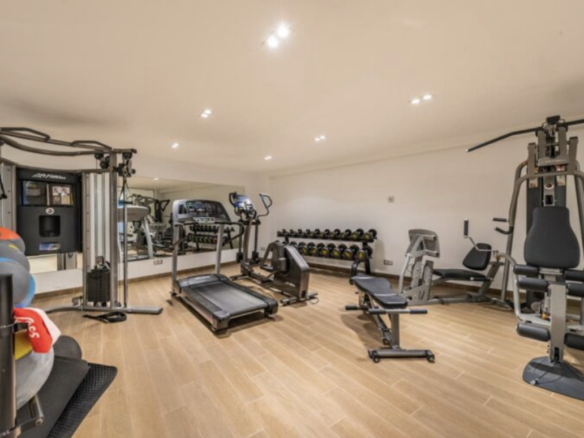 Nueva Andalucia – Luxury villa – Gated
