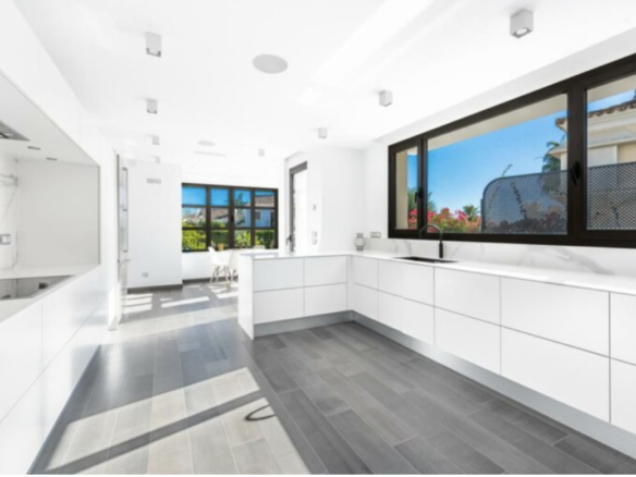 Nueva Andalucia – Luxury villa – Gated