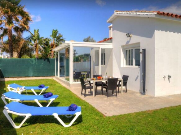 Estepona – Beachfront villa – Sea views – Holiday rental