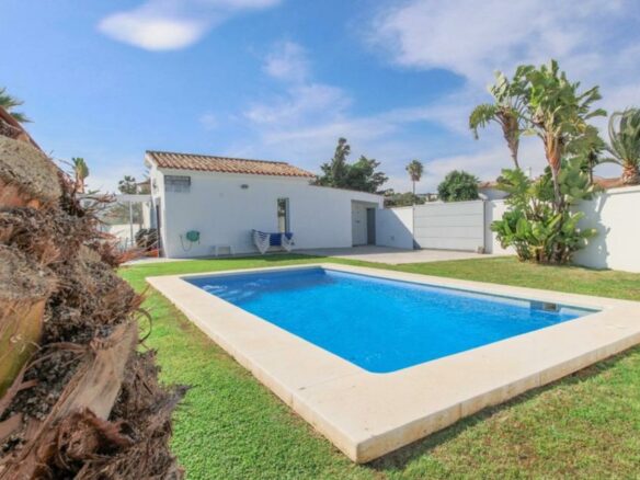 Estepona – Beachfront villa – Sea views – Holiday rental