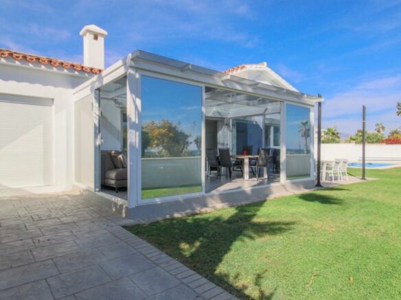 Estepona – Beachfront villa – Sea views – Holiday rental