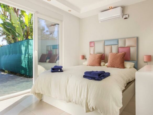Estepona – Beachfront villa – Sea views – Holiday rental