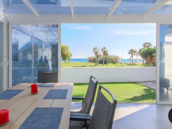 Estepona – Beachfront villa – Sea views – Holiday rental