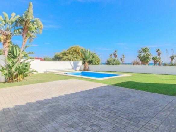 Estepona – Beachfront villa – Sea views – Holiday rental