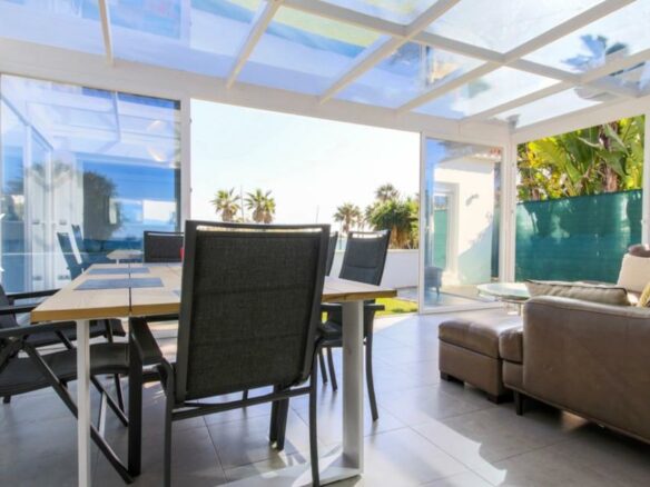 Estepona – Beachfront villa – Sea views – Holiday rental