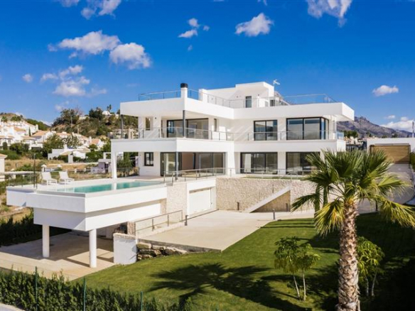 SOLD – Nueva Andalucia – Modern villa – Sea Views