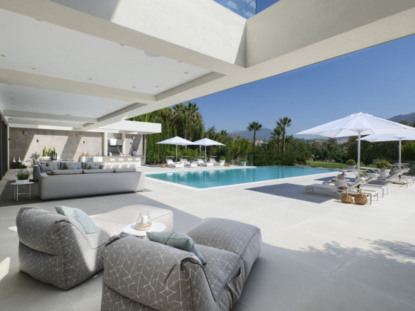 SOLD – LA VILLA – Nueva Andalucia – 9B Modern villa – Panoramic views