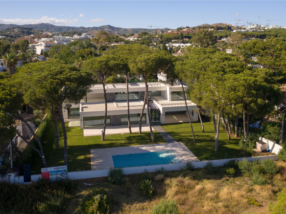 Beach villa – Marbella East 6bedroom modern villa for sale