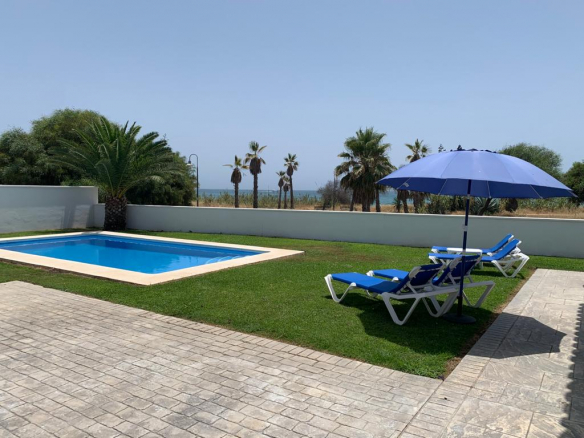 Estepona – Beachfront villa – Sea views – Holiday rental