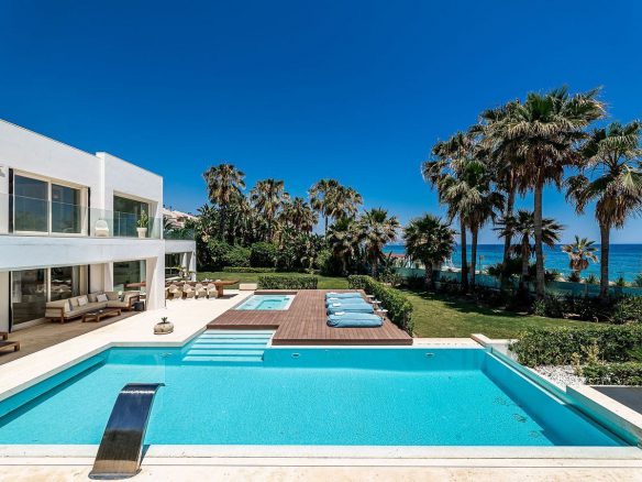 Golden Mile – Modern 7bed Beachfront villa