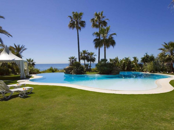 Marbella East – Beachfront Mansion  – For rent