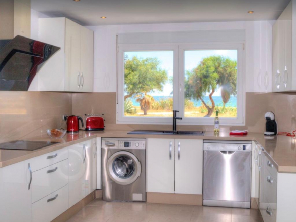 Estepona – Beachfront villa – Sea views – Holiday rental