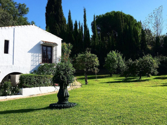 🏨 Boutique Hotel for Sale in Estepona – Short Distance to Town 🏖️🌴