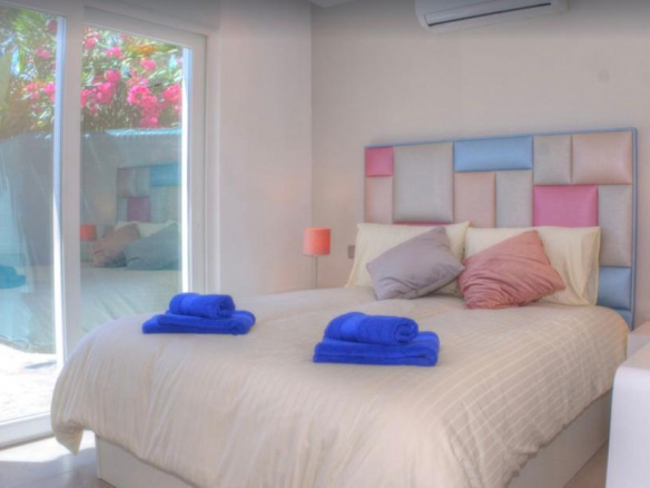 Estepona – Beachfront villa – Sea views – Holiday rental