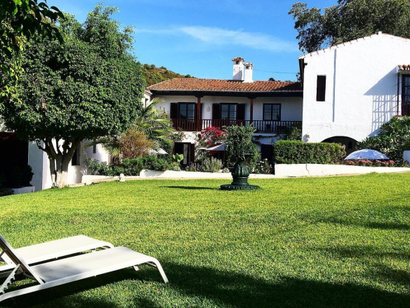 🏨 Boutique Hotel for Sale in Estepona – Short Distance to Town 🏖️🌴