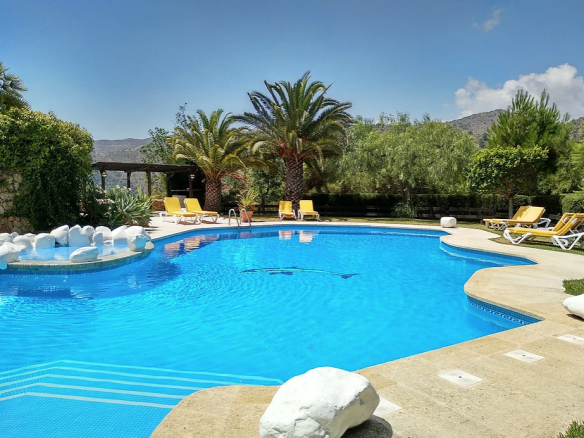 15min behind Puerto Banus fantastic lake Property