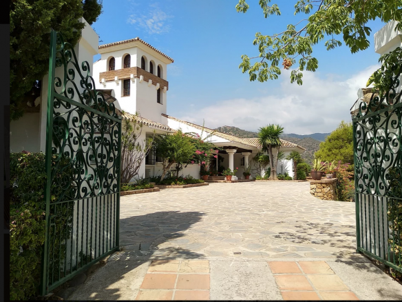 15min behind Puerto Banus fantastic lake Property