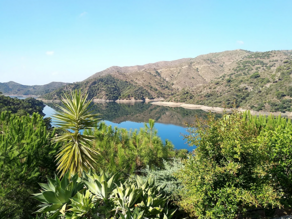 15min behind Puerto Banus fantastic lake Property