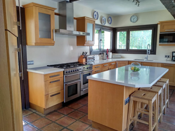 15min behind Puerto Banus fantastic lake Property