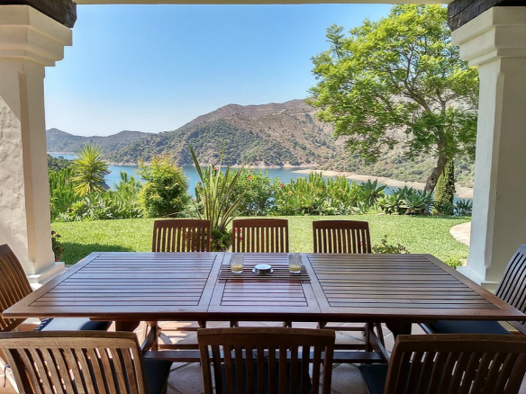 15min behind Puerto Banus fantastic lake Property