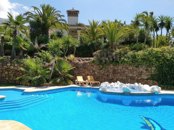 15min behind Puerto Banus fantastic lake Property