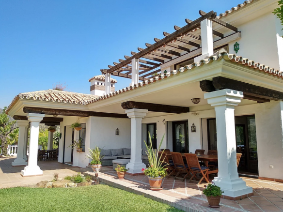 15min behind Puerto Banus fantastic lake Property