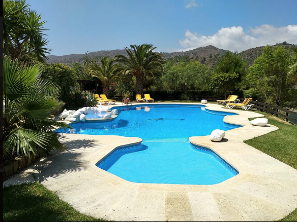 15min behind Puerto Banus fantastic lake Property