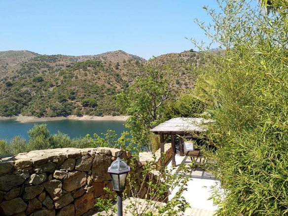 15min behind Puerto Banus fantastic lake Property
