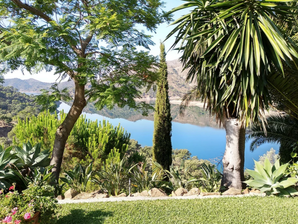 15min behind Puerto Banus fantastic lake Property