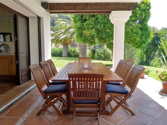 15min behind Puerto Banus fantastic lake Property