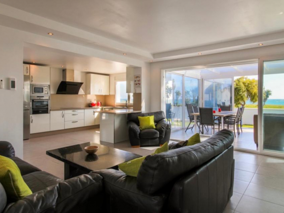 Estepona – Beachfront villa – Sea views – Holiday rental