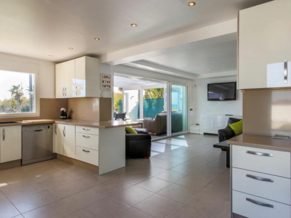 Estepona – Beachfront villa – Sea views – Holiday rental