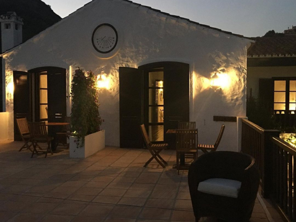 🏨 Boutique Hotel for Sale in Estepona – Short Distance to Town 🏖️🌴