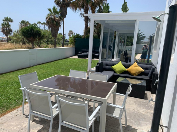 Estepona – Beachfront villa – Sea views – Holiday rental