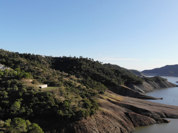 15min behind Puerto Banus fantastic lake Property