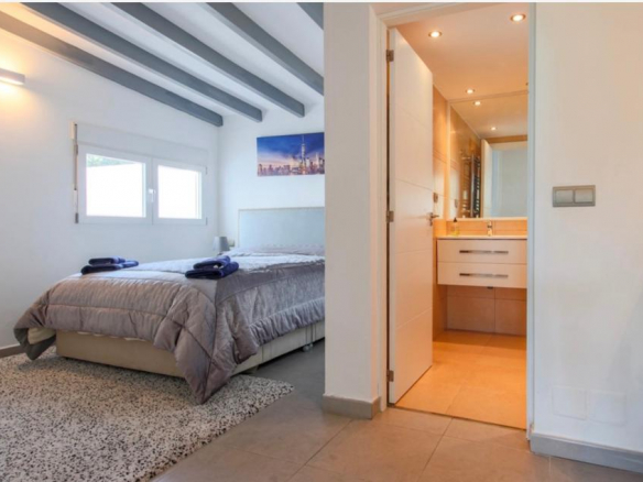 Estepona – Beachfront villa – Sea views – Holiday rental